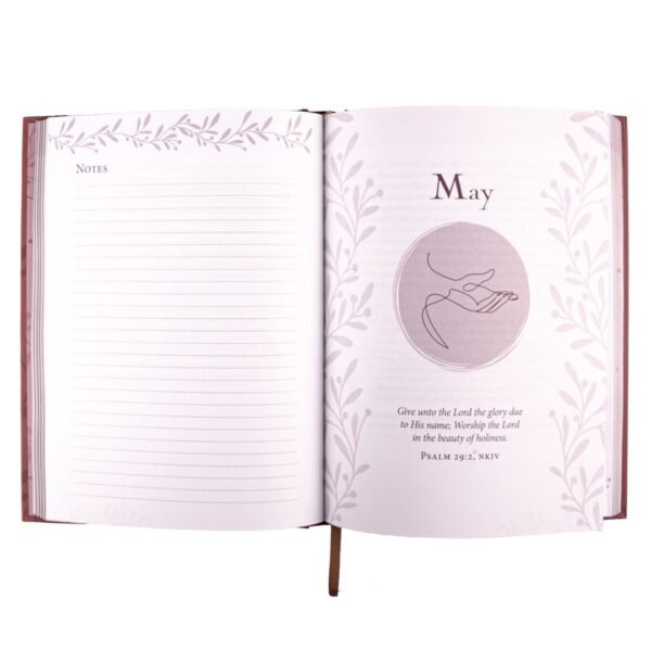 Jesus Calling: Enjoying Peace In His Presence Large Print (Hardcover) - Image 5